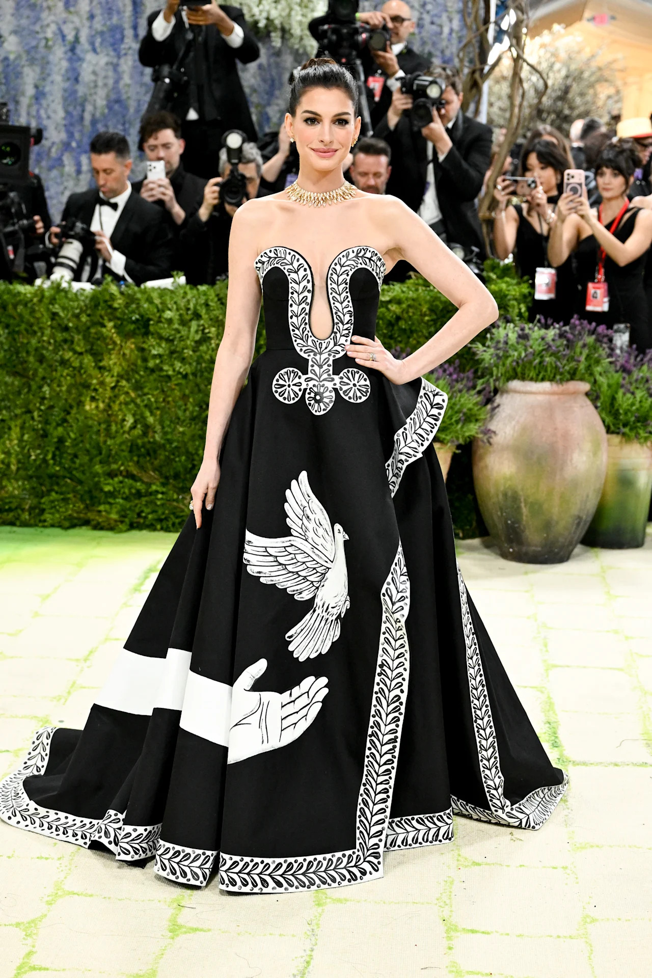 Anne Hathaway en la Met Gala 2026 celebrando &" Arte de vestuario\» celebrado en el Museo Metropolitano de Arte el 4 de mayo de 2026 en Nueva York, Nueva York. (Foto de Gilbert Flores/Variety vía Getty Images)