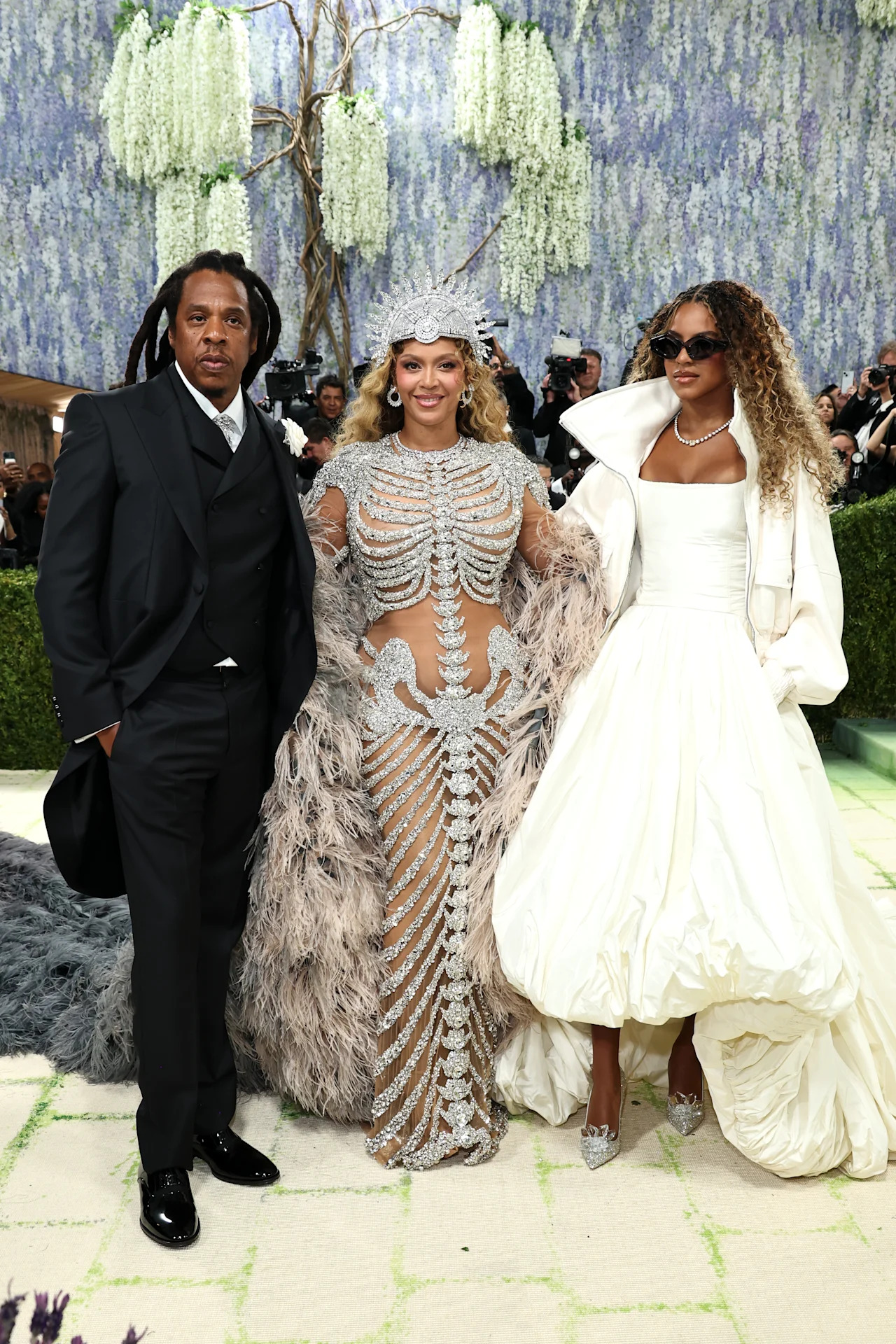 NUEVA YORK, NUEVA YORK - 04 DE MAYO: (De izquierda a derecha) Jay-Z, Beyoncé e Ivy Carter asisten a la Met Gala 2026 celebrando &" Arte de vestuario\» en el Museo Metropolitano de Arte el 4 de mayo de 2026 en la ciudad de Nueva York. (Foto de Jamie McCarthy/Getty Images)